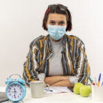 how much does a travel nurse make a year