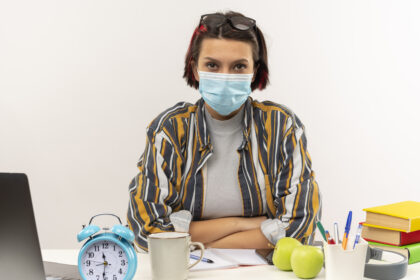 how much does a travel nurse make a year